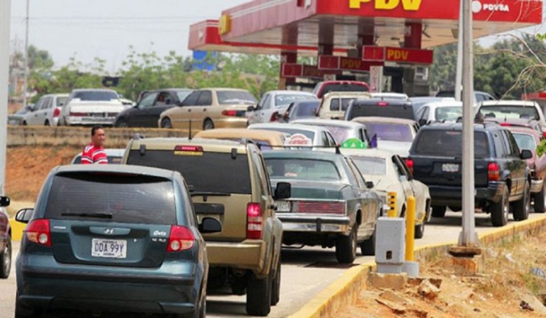 Colas por gasolina siguen en Venezuela a pesar de promesa de El Aissami